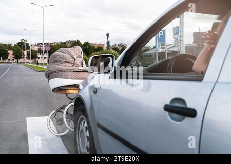 Incidente d'auto sulla passerella. Il veicolo colpisce il pistone del bambino ad alta velocità. Concetti di sicurezza, codice del traffico e assicurazione. Foto Stock