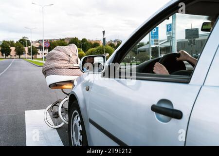 Incidente d'auto sulla passerella. Il veicolo colpisce il pistone del bambino ad alta velocità. Concetti di sicurezza, codice del traffico e assicurazione. Foto Stock