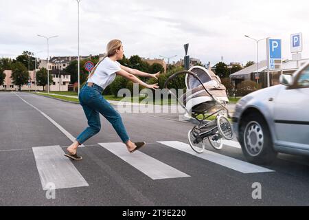 Incidente d'auto sulla passerella. Il veicolo colpisce il pistone del bambino ad alta velocità. Concetti di sicurezza, codice del traffico e assicurazione. Foto Stock