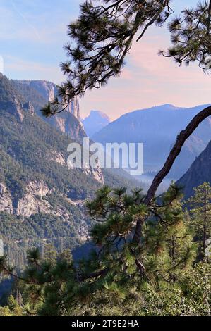 Yosemite National Park, California, USA. Ripidi pendii di montagna offrono una vista a portale sulla Yosemite Valley. Foto Stock