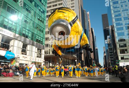 New York City, Stati Uniti. 23 novembre 2023. Una mongolfiera di 'Stuart il Minion' galleggia durante la 97th Macy's Thanksgiving Day Parade nel quartiere Manhattan di New York City. (Foto di Jimin Kim/SOPA Images/Sipa USA) credito: SIPA USA/Alamy Live News Foto Stock