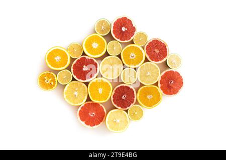 Diversi tipi di agrumi a fette come pompelmo, arancia, limone e lime su fondo bianco Foto Stock