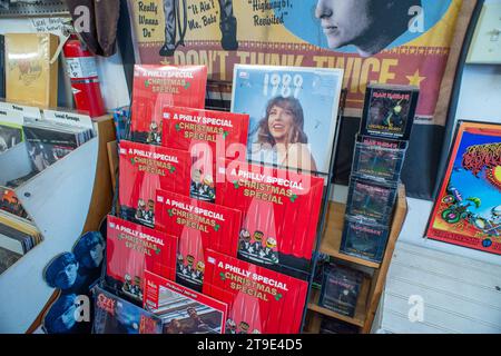 Levittown, Stati Uniti. 24 novembre 2023. Gli appassionati di musica cercano gli album per l'acquisto venerdì 24 novembre 2023 presso la Positively Records di Levittown, Pennsylvania. ( Credit: William Thomas Cain/Alamy Live News Foto Stock