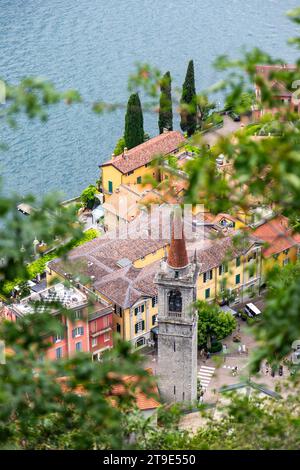 Una vista panoramica sul lago di Como, sulla città italiana di Varenna e sulla Chiesa San Giorgio. Foto Stock