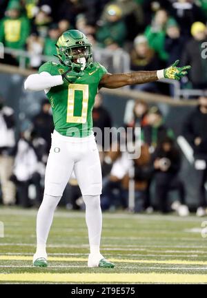 Autzen Stadium, Eugene, OR, USA. 24 novembre 2023. Il running back degli Oregon Ducks Bucky Irving (0) dà un segnale durante la partita di football NCAA tra gli Oregon State Beavers e la University of Oregon Ducks all'Autzen Stadium, Eugene, OREGON. Larry C. Lawson/CSM/Alamy Live News Foto Stock