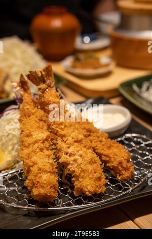 Gamberi fritti serviti al piatto nel ristorante Foto Stock