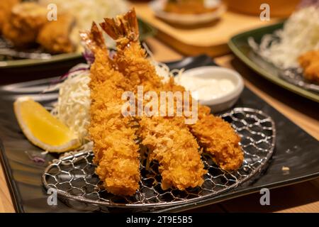 Gamberi fritti serviti al piatto nel ristorante Foto Stock