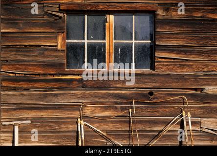 Bunkhouse window, Riddle Ranch National Historical District, Steens Mountain Recreation area, Oregon Foto Stock