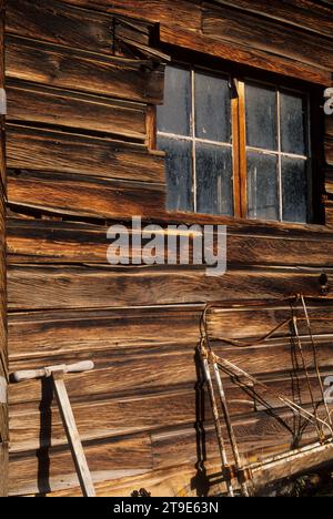 Bunkhouse window, Riddle Ranch National Historical District, Steens Mountain Recreation area, Oregon Foto Stock