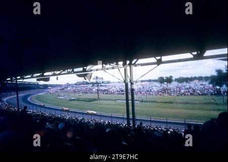 INDIANAPOLIS, IN - MAGGIO 30: Vista generale come le auto corrono lungo la pista durante la 39a Indianapolis 500 il 30 maggio 1955 all'Indianapolis Speedway di Indianapolis, Indiana. (Foto di Hy Peskin) Foto Stock