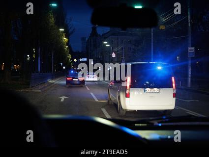 Kiev, Ucraina. 25 novembre 2023. L'immagine mostra la galleria di motociclette della presidente del Senato D'Hose prima di una visita a Kiev, in Ucraina, sabato 25 novembre 2023. La presidente del Senato D'Hose è a Kiev per partecipare alla commemorazione dell'Holodomor, noto anche come la carestia del terrore o la grande carestia, una carestia creata dall'uomo nell'Ucraina sovietica dal 1932 al 1933 che ha ucciso milioni di ucraini. BELGA PHOTO BENOIT DOPPAGNE Credit: Belga News Agency/Alamy Live News Foto Stock