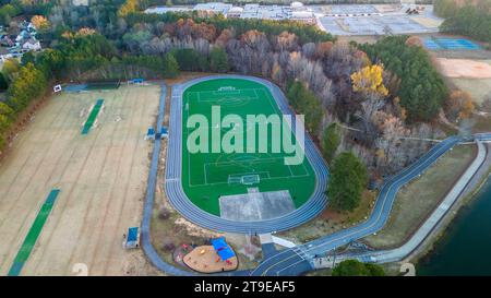 Vista aerea della pista da corsa e del campo in un parco locale nei sobborghi di Atlanta scattata durante l'ora d'oro Foto Stock