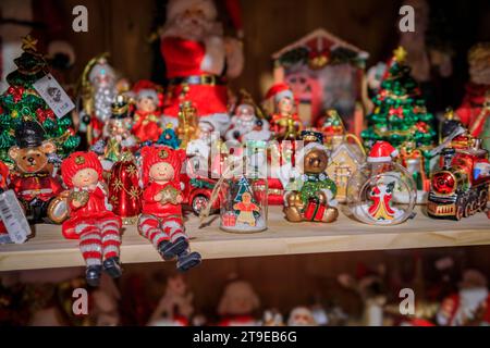 Strasburgo, Francia - 3 giugno 2023: Mostra piena di coloratissimi ornamenti natalizi e giocattoli in vendita presso un negozio di souvenir nella città vecchia Foto Stock