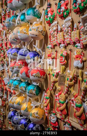 Strasburgo, Francia - 3 giugno 2023: Mostra piena di coloratissimi ornamenti natalizi e giocattoli in vendita presso un negozio di souvenir nella città vecchia Foto Stock