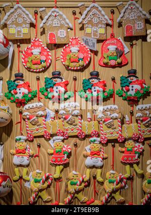 Strasburgo, Francia - 3 giugno 2023: Mostra piena di coloratissimi ornamenti natalizi e giocattoli in vendita presso un negozio di souvenir nella città vecchia Foto Stock