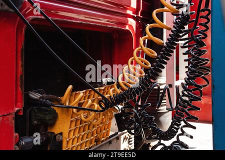 Primo piano dei tubi flessibili pneumatici per l'erogazione di aria compressa al carrello Foto Stock