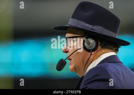 Arlington, Texas, USA. 25 novembre 2023. Il capo allenatore di football degli Highland Park RANDY ALLEN osserva la sua squadra durante il terzo quarto della partita UIL TEA 6A D2 Regional Playoff contro Southlake Carroll. La gara fu quella delle regionali e determinò chi avrebbe avanzato ai quarti di finale UIL 6A D2 che si sarebbero tenuti la settimana prossima. Southlake Carroll ha sconfitto Highland Park 45-14 al Choctaw Stadium di Arlington, Texas. RANDY ALLEN si classifica come allenatore di calcio delle scuole superiori del Texas il 10 settembre 2023 con un record di 437 vittorie (Credit Image: © Brian McLean/ZUMA Press Wire) SOLO PER USO EDITORIALE! No Foto Stock