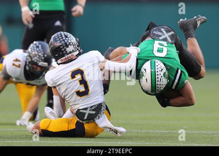 Benbrook, Texas, USA. 25 novembre 2023. Il WESTON GIESE di Highland Park (3) abbatte il running back Southlake Carroll RILEY WORMLEY (9) durante la partita di playoff regionale UIL 6A D2 Texas High School Football al Choctaw Stadium di Arlington, Texas. La gara fu quella delle regionali e determinò chi avrebbe avanzato ai quarti di finale UIL 6A D2 che si sarebbero tenuti la settimana prossima. Southlake Carroll ha sconfitto Highland Park 45-14 al Choctaw Stadium di Arlington, Texas. (Immagine di credito: © Brian McLean/ZUMA Press Wire) SOLO USO EDITORIALE! Non per USO commerciale! Foto Stock