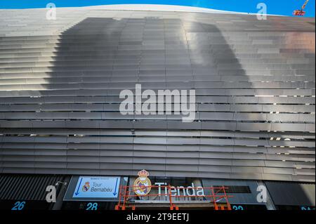 MADRID, SPAGNA - 16 NOVEMBRE 2023: Esterno del Santiago Bernabeu, stadio di calcio del Real Madrid Foto Stock