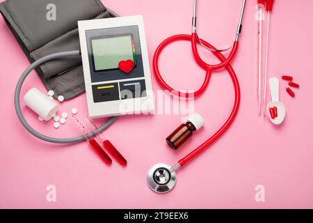 Stetoscopio, medicina, vasche su sfondo rosa. Materiale medico. Vista dall'alto. Foto Stock