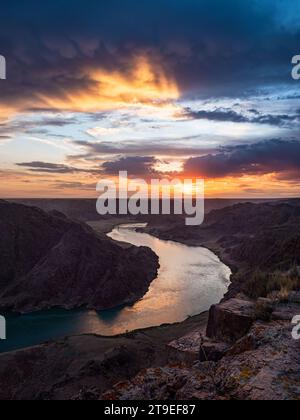 Bellissimo tramonto sul fiume. Fiume ili in primavera. Kazakistan. Regione di Almaty. La fonte è in Cina. Scorre nel lago Balkhash Foto Stock