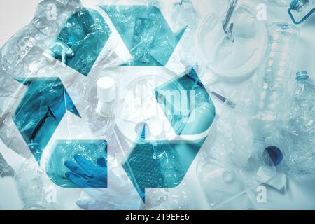 Sfondo con un mucchio di diversi rifiuti di plastica Foto Stock