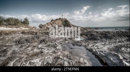 Panorama fantastico spiaggia di pietra al tramonto, casa di luci di montagna bella forma e motivi di pietre con ciottoli. Lanta Island, Krabi, Thailandia Foto Stock