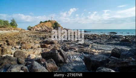 Panorama fantastico spiaggia di pietra al tramonto, casa di luci di montagna bella forma e motivi di pietre con ciottoli. Lanta Island, Krabi, Thailandia Foto Stock