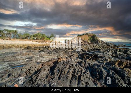 Panorama fantastico spiaggia di pietra al tramonto, casa di luci di montagna bella forma e motivi di pietre con ciottoli. Lanta Island, Krabi, Thailandia Foto Stock