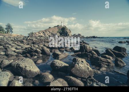 Panorama fantastico spiaggia di pietra al tramonto, casa di luci di montagna bella forma e motivi di pietre con ciottoli. Lanta Island, Krabi, Thailandia Foto Stock