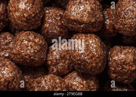 Palle di mais con glassa al cioccolato da vicino Foto Stock