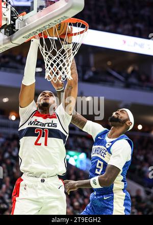 Milwaukee, USA. 24 novembre 2023. Daniel Gafford (L) dei Washington Wizards sbatte durante la partita della stagione regolare NBA tra i Milwaukee Bucks e i Washington Wizards a Milwaukee, negli Stati Uniti, il 24 novembre 2023. Crediti: Joel Lerner/Xinhua/Alamy Live News Foto Stock