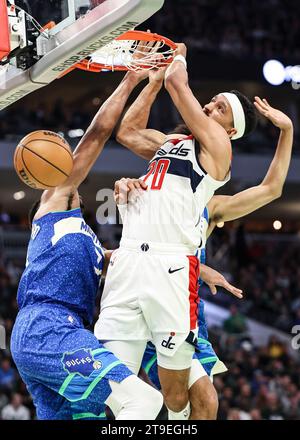 Milwaukee, USA. 24 novembre 2023. Landry Shamet (R) dei Washington Wizards sfreccia durante la partita di regular season NBA tra i Milwaukee Bucks e i Washington Wizards a Milwaukee, negli Stati Uniti, il 24 novembre 2023. Crediti: Joel Lerner/Xinhua/Alamy Live News Foto Stock