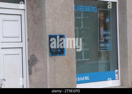 DAS AfD-Wahlreisbüro von Enrico Schult MDL im Zentrum der Stadt Malchin Landkreis Mecklenburgische Seenplatte ist am Freitag 24.11.2023 mit schwarzer Farbe überstrichen. Nel Meclemburgo Vorpommern gab es in der Vergangenheit immer wieder Anschläge auf die Büros von Mitgliedern des Landtages. Dabei War es den Tätern in der Regel egal welcher Partei die jeweilige person angehört. *** L'ufficio del collegio di Enrico Schult MDL nel centro della città di Malchin, Mecklenburgische Seenplatte, è stato dipinto con vernice nera venerdì 24 11 2023 a Meclemburgo-Vorpommern, là hav Foto Stock