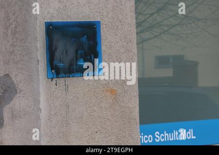 DAS AfD-Wahlreisbüro von Enrico Schult MDL im Zentrum der Stadt Malchin Landkreis Mecklenburgische Seenplatte ist am Freitag 24.11.2023 mit schwarzer Farbe überstrichen. Nel Meclemburgo Vorpommern gab es in der Vergangenheit immer wieder Anschläge auf die Büros von Mitgliedern des Landtages. Dabei War es den Tätern in der Regel egal welcher Partei die jeweilige person angehört. *** L'ufficio del collegio di Enrico Schult MDL nel centro della città di Malchin, Mecklenburgische Seenplatte, è stato dipinto con vernice nera venerdì 24 11 2023 a Meclemburgo-Vorpommern, là hav Foto Stock