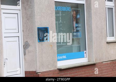 DAS AfD-Wahlreisbüro von Enrico Schult MDL im Zentrum der Stadt Malchin Landkreis Mecklenburgische Seenplatte ist am Freitag 24.11.2023 mit schwarzer Farbe überstrichen. Nel Meclemburgo Vorpommern gab es in der Vergangenheit immer wieder Anschläge auf die Büros von Mitgliedern des Landtages. Dabei War es den Tätern in der Regel egal welcher Partei die jeweilige person angehört. *** L'ufficio del collegio di Enrico Schult MDL nel centro della città di Malchin, Mecklenburgische Seenplatte, è stato dipinto con vernice nera venerdì 24 11 2023 a Meclemburgo-Vorpommern, là hav Foto Stock