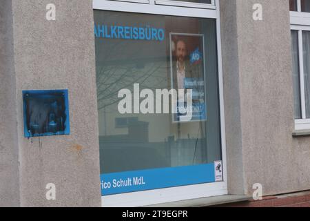 DAS AfD-Wahlreisbüro von Enrico Schult MDL im Zentrum der Stadt Malchin Landkreis Mecklenburgische Seenplatte ist am Freitag 24.11.2023 mit schwarzer Farbe überstrichen. Nel Meclemburgo Vorpommern gab es in der Vergangenheit immer wieder Anschläge auf die Büros von Mitgliedern des Landtages. Dabei War es den Tätern in der Regel egal welcher Partei die jeweilige person angehört. *** L'ufficio del collegio di Enrico Schult MDL nel centro della città di Malchin, Mecklenburgische Seenplatte, è stato dipinto con vernice nera venerdì 24 11 2023 a Meclemburgo-Vorpommern, là hav Foto Stock