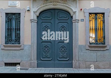 MILANO, ITALIA - 15 MAGGIO 2018: Questa è la porta di un'antica residenza in via Brera. Foto Stock