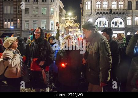 Amsterdam, Paesi Bassi. 24 novembre 2023. Le persone organizzano una manifestazione contro il razzismo e la discriminazione dopo che il Partito per la libertà di estrema destra (PVV) ha preso il comando nelle elezioni generali olandesi a piazza Dam ad Amsterdam, nei Paesi Bassi, il 24 novembre 2023. Foto di TAIB Mouneb/ABACAPRESS.COM credito: Abaca Press/Alamy Live News Foto Stock