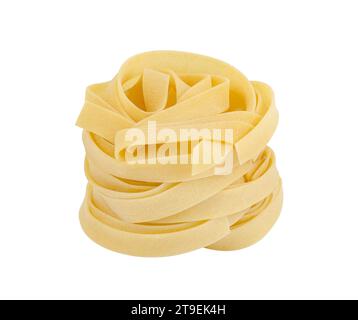 Fettuccine, nido grezzo, isolato su sfondo bianco con percorso di ritaglio, elemento di design della confezione. Profondità di campo completa. Foto Stock