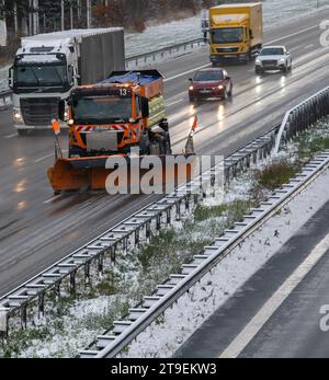 Hofolding, Germania. 25 novembre 2023. Un spazzaneve libera la corsia di sinistra sulla A8. Si prevede che nei prossimi giorni rimarrà un po' vago. Crediti: Stefan Puchner/dpa/Alamy Live News Foto Stock