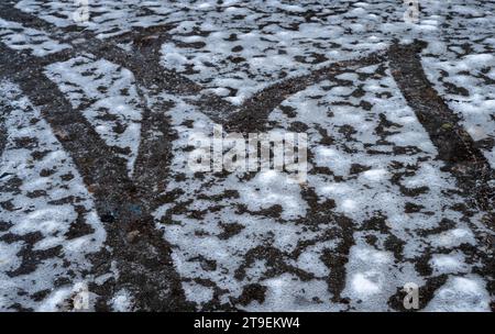 Hofolding, Germania. 25 novembre 2023. I binari lasciati nella neve da un'auto in movimento si bloccano. Si prevede che nei prossimi giorni rimarrà un po' vago. Crediti: Stefan Puchner/dpa/Alamy Live News Foto Stock