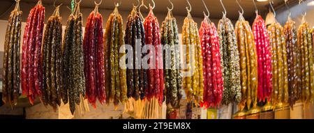 Tradizionali caramelle a forma di salsiccia con noce in essa Foto Stock