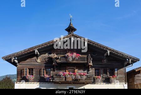 Antica casa colonica in legno nel centro di Altenmark im Pongau, provincia di Salisburgo, Austria Foto Stock