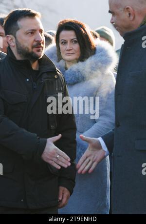 Kiev, Ucraina. 25 novembre 2023. il presidente dell'Ucraina Volodymyr Zelensky e la presidente del Senato Stephanie D'Hhose ritratti durante una cerimonia per commemorare l'Holodomor, durante una visita a Kiev, in Ucraina, sabato 25 novembre 2023. L'Holodomor, noto anche come la carestia del terrore o la grande carestia, è stata una carestia provocata dall'uomo in Ucraina sovietica dal 1932 al 1933 che ha ucciso milioni di ucraini. BELGA PHOTO BENOIT DOPPAGNE Credit: Belga News Agency/Alamy Live News Foto Stock