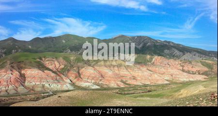 Montagne con strisce rosse e erba verde. Regione di Khizi. Azerbaigian. Foto Stock