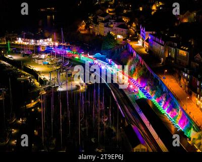 Kingswear, Devon, Regno Unito. 24 novembre 2023. Il Christmas Train of Lights sulla ferrovia a vapore Dartmouth nel Devon, che va dal 24 novembre al 30 dicembre 2023, è a Kingswear nel Devon prima di partire per Paignton. Le carrozze e le locomotive a vapore del servizio festivo sono illuminate all'interno e all'esterno con luci colorate. Foto: Graham Hunt/Alamy Live News Foto Stock