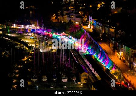 Kingswear, Devon, Regno Unito. 24 novembre 2023. Il Christmas Train of Lights sulla ferrovia a vapore Dartmouth nel Devon, che va dal 24 novembre al 30 dicembre 2023, è a Kingswear nel Devon prima di partire per Paignton. Le carrozze e le locomotive a vapore del servizio festivo sono illuminate all'interno e all'esterno con luci colorate. Foto: Graham Hunt/Alamy Live News Foto Stock