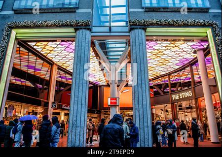 Amsterdam, Paesi Bassi. 24 novembre 2023. Si vedono persone entrare in un centro commerciale. Ad Amsterdam, i negozi sono pronti per le offerte del Black Friday e le vetrine dei negozi sono decorate con striscioni di vendita per attirare le persone durante il Black Friday. I giovani, in particolare, aspettano lo sconto il giorno dopo il Ringraziamento americano per comprare cose. Credito: SOPA Images Limited/Alamy Live News Foto Stock