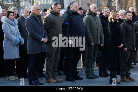 La presidente del Senato Stephanie D'Hose, Alain Berset, il presidente della Confederazione svizzera Alain Berset, il presidente del Consiglio supremo dell'Ucraina Ruslan Stefanchuk, il primo ministro ucraino Denis Schmyhal (Denys Chmyhal), la moglie di Zelensky, la first lady Ucraina Olena Zelenska e il presidente ucraino Volodymyr Zelensky, ritratti durante una cerimonia per commemorare l'olodomor, durante una visita a Kiev, Ucraina, sabato 25 novembre 2023. L'Holodomor, noto anche come la carestia del terrore o la grande carestia, è stata una carestia provocata dall'uomo in Ucraina sovietica dal 1932 al 1933 che ha ucciso milioni di ucraini. BELGA FOTO B. Foto Stock